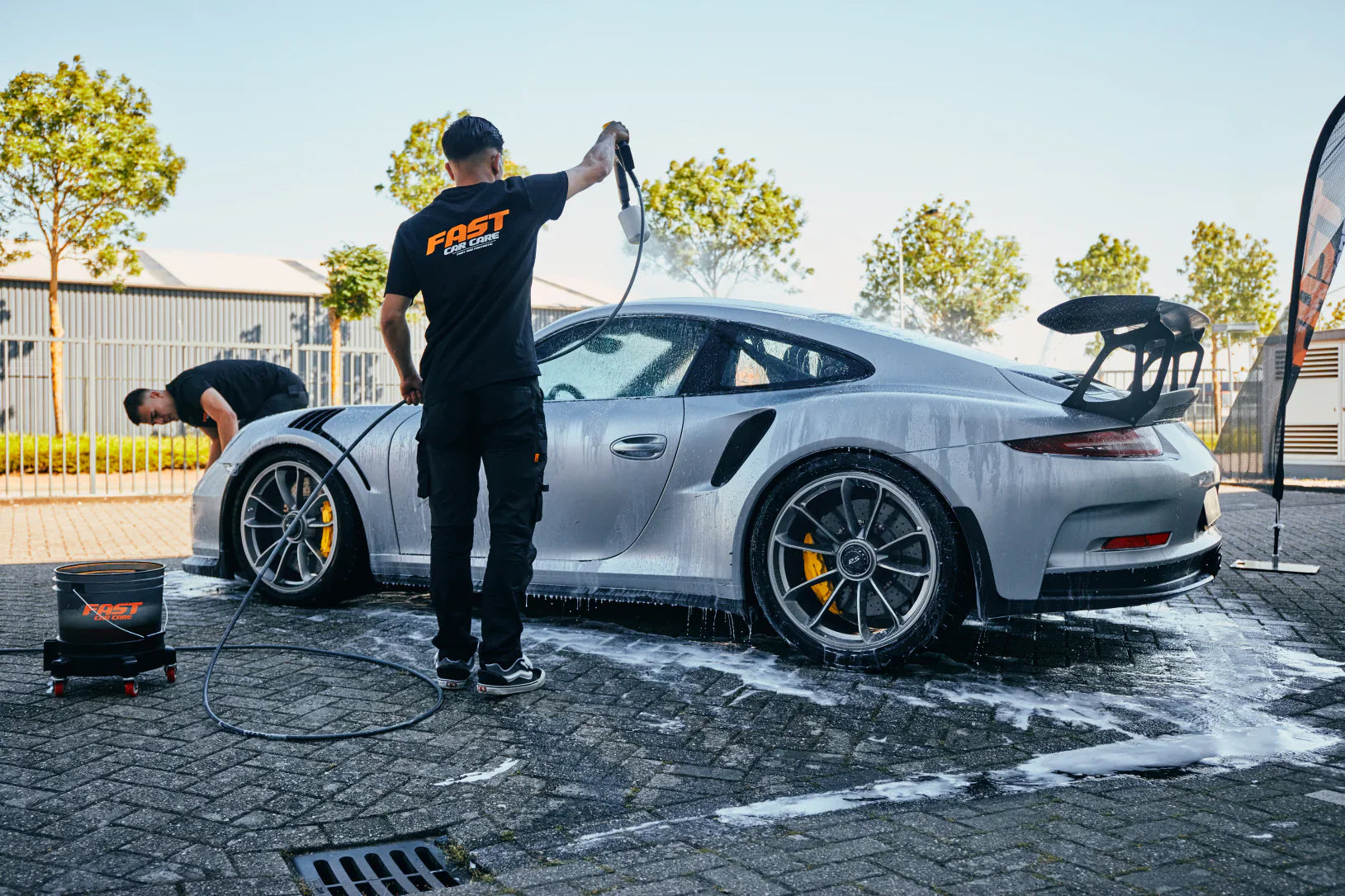 Auto wassen zonder autoshampoo