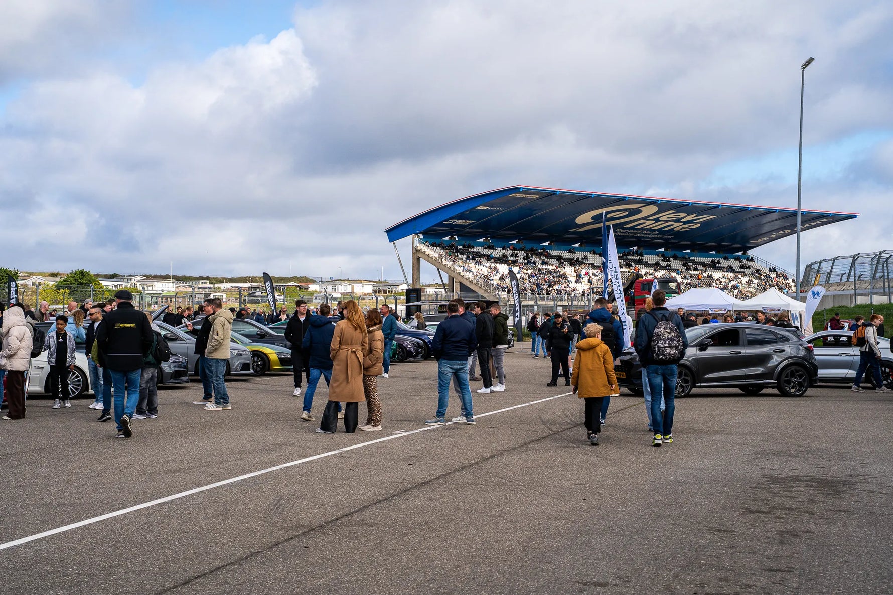 Tribune Circuit Zandvoort tijdens Super Car Madness auto event